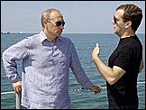 Рейтинги Дмитрия Медведева и Владимира Путина почти сравнялись