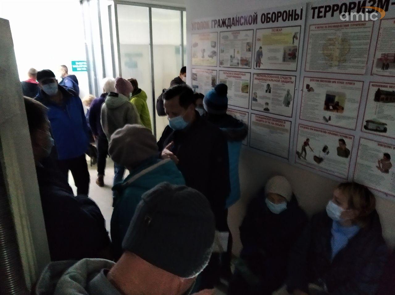 Выяснилось, куда исчезла очередь в барнаульскую поликлинику во время визита губернатора