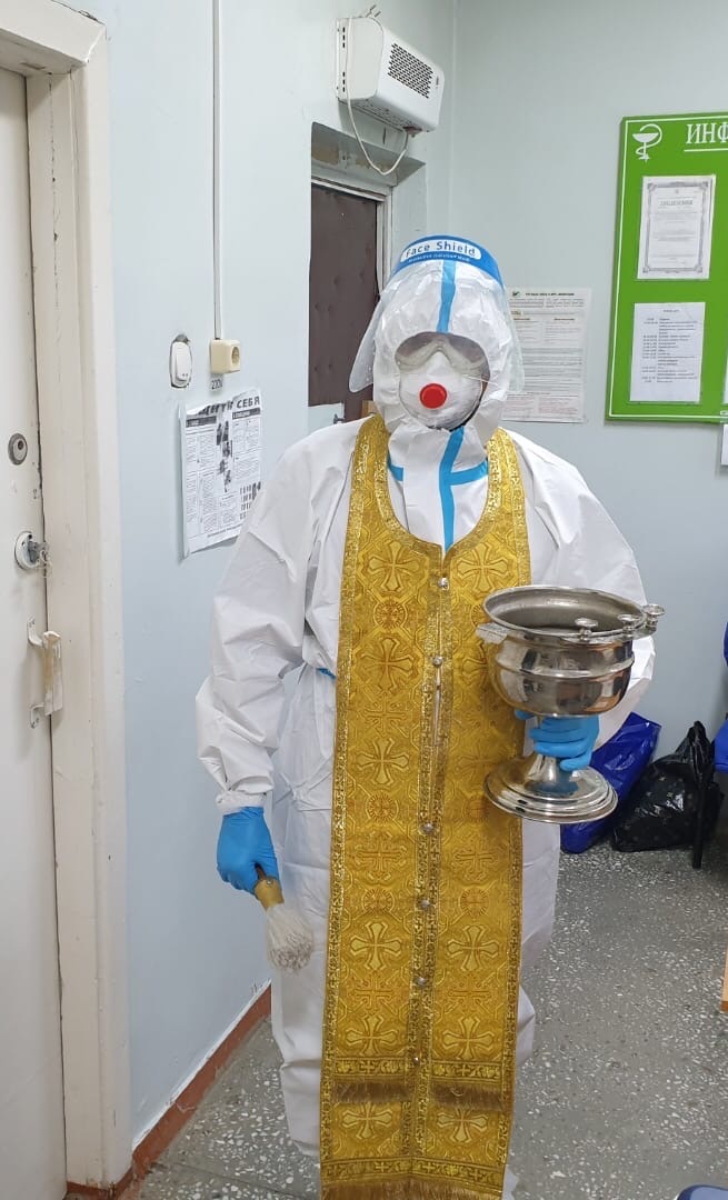 В Заринске после настойчивых просьб пациентов освятили ковидный госпиталь