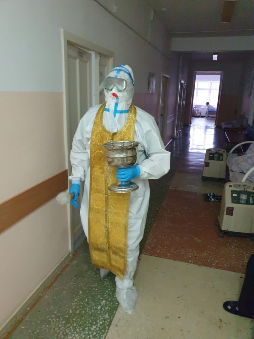 В Заринске после настойчивых просьб пациентов освятили ковидный госпиталь