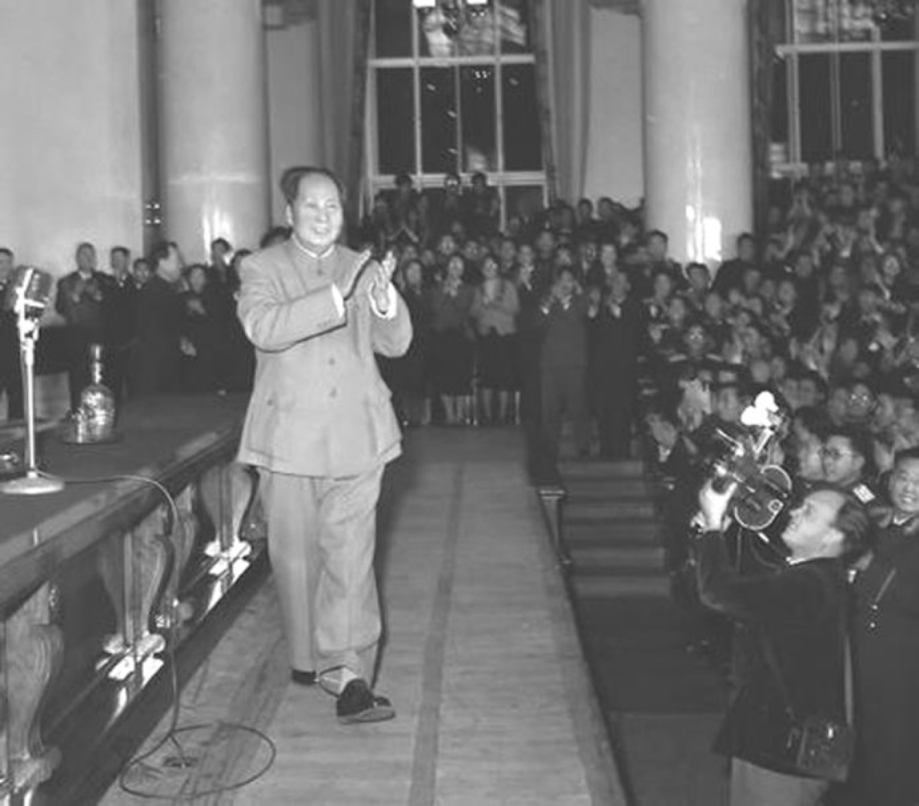Мао Цзе-дун на встрече со студентами в 1957 году