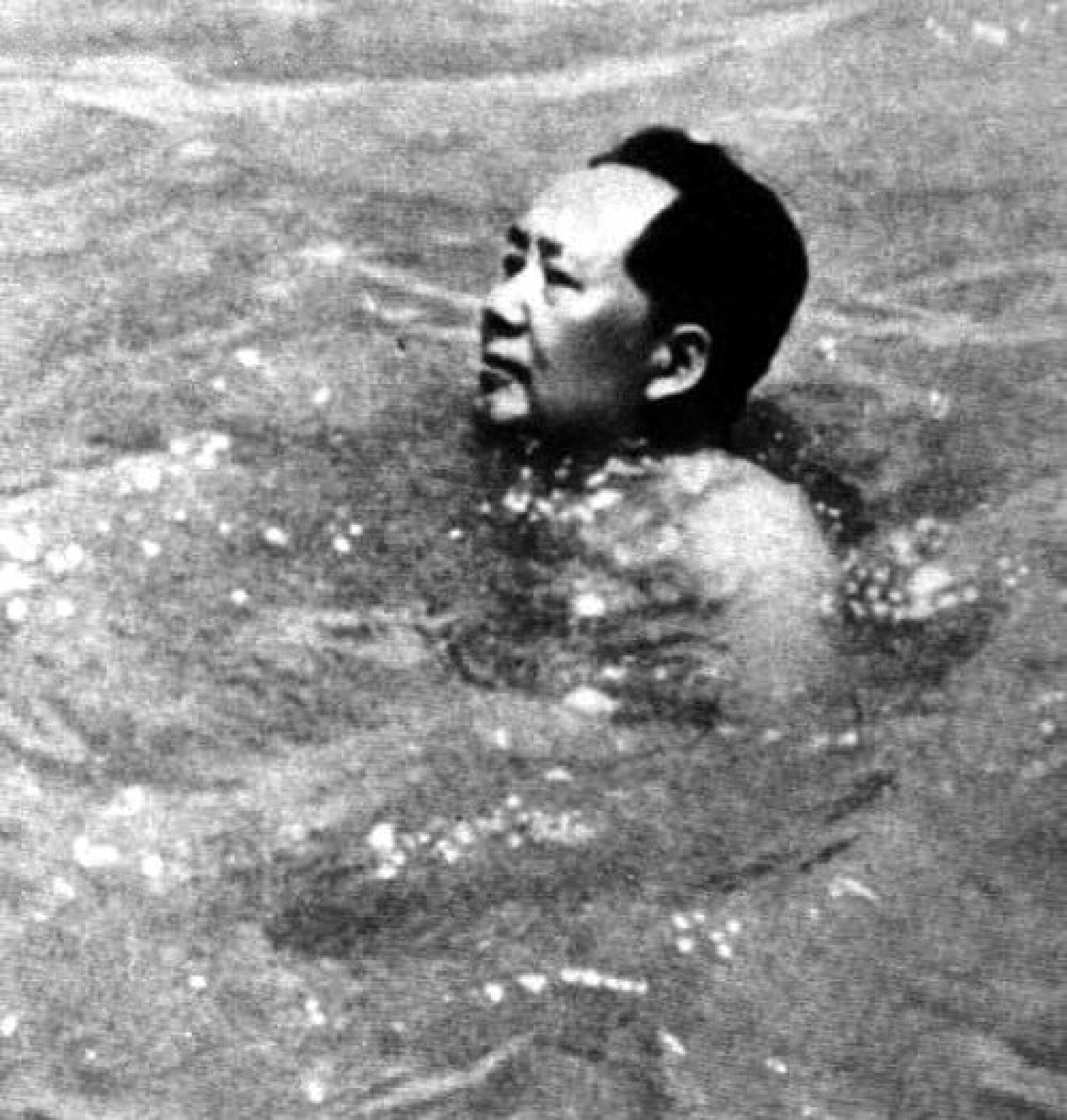 Мао во время заплыва по реке Янцзы